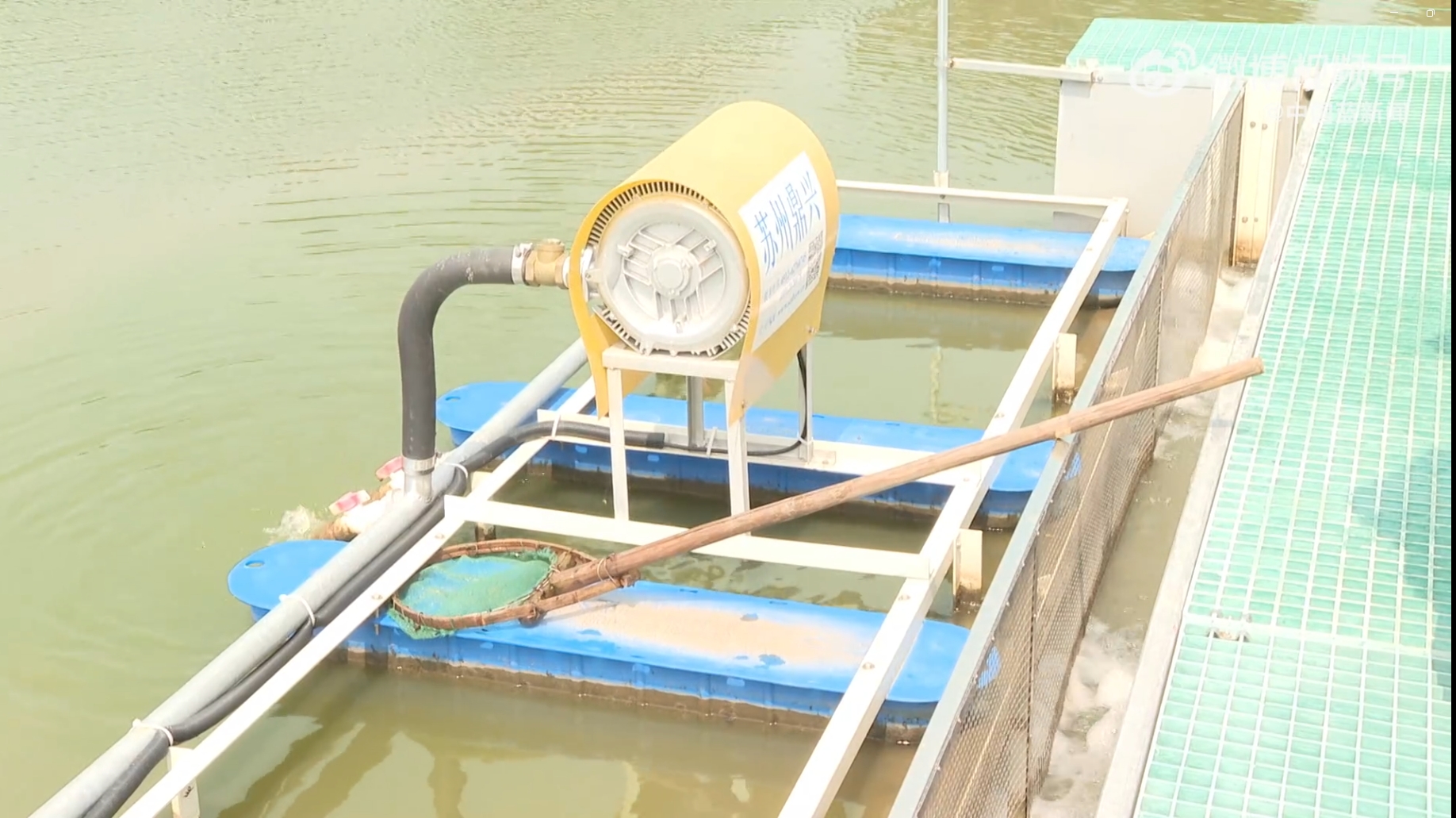 Airlift water-pushing aerator mounted at the end of a raceway channel